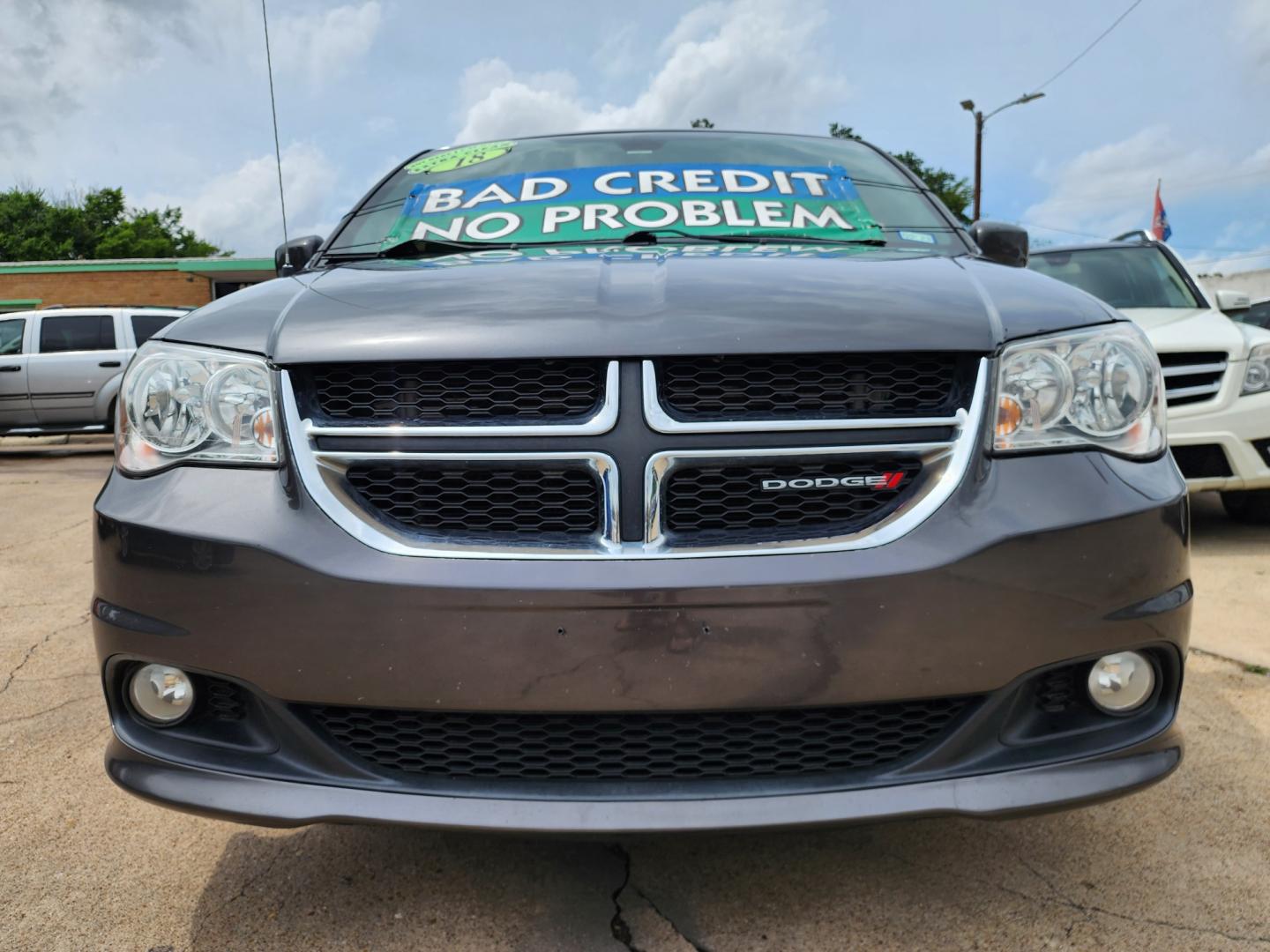2018 GRAY Dodge Grand Caravan SXT (2C4RDGCG2JR) , AUTO transmission, located at 2660 S.Garland Avenue, Garland, TX, 75041, (469) 298-3118, 32.885387, -96.656776 - Welcome to DallasAutos4Less, one of the Premier BUY HERE PAY HERE Dealers in the North Dallas Area. We specialize in financing to people with NO CREDIT or BAD CREDIT. We need proof of income, proof of residence, and a ID. Come buy your new car from us today!! This is a SUPER CLEAN 2018 DODGE GRAN - Photo#9